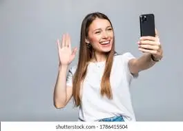influencer-with-cell-phone